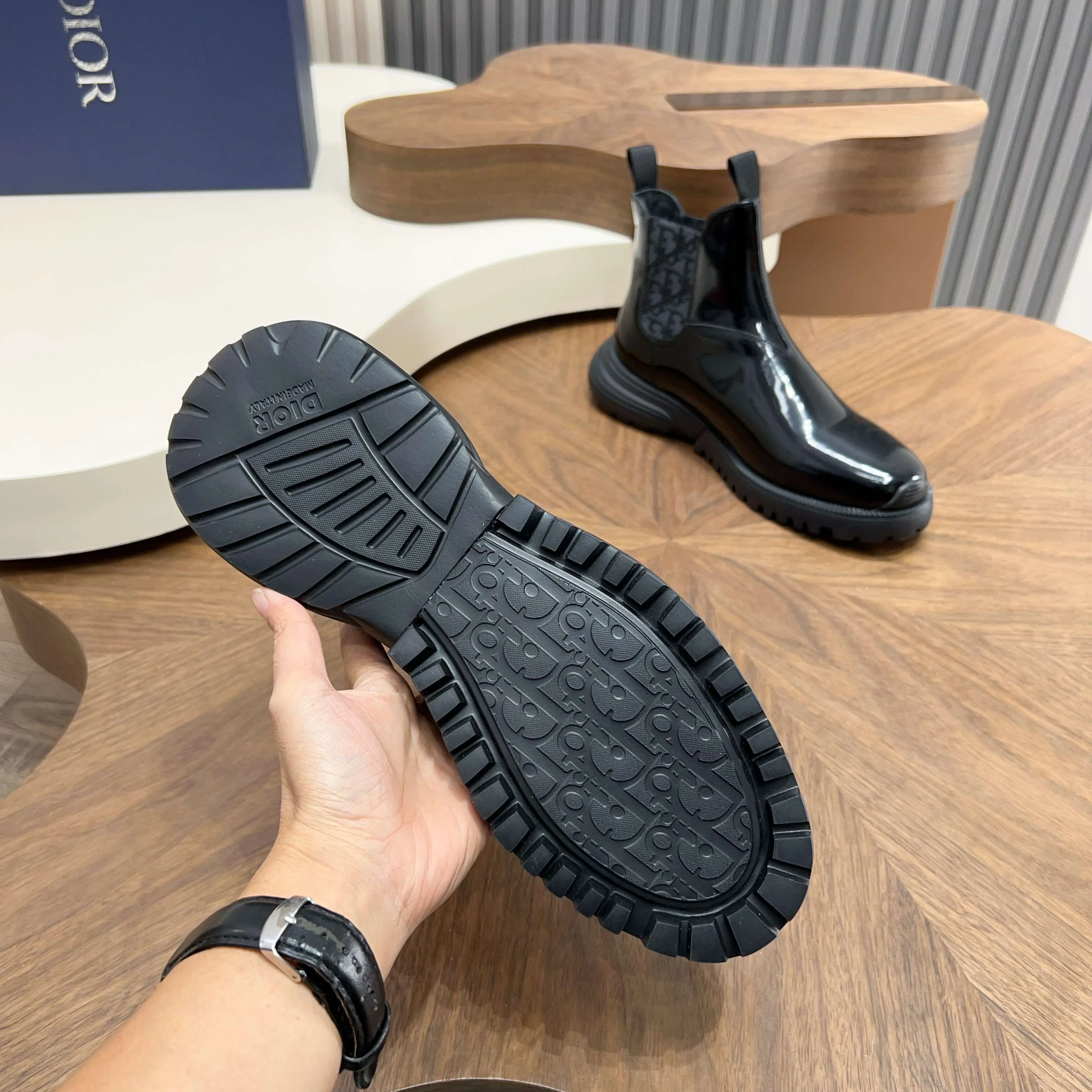 💰860 Dio* - Dior's autumn and winter luxury men's mid-top short boots, purely handmade, both inside and outside are imported first-layer cowhide, high-end quality and exquisite craftsmanship. Original TPU combination outsole. Wear a noble gentleman's taste. The best last type has been carefully debugged. 100% comfort. Size: 38-44 (38-45 can be customized)